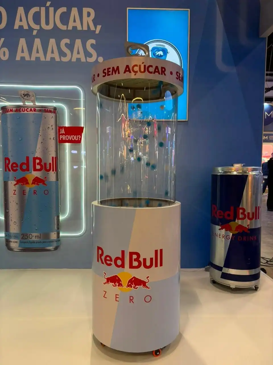 Cabine premiada cilíndrica em ativação 360 graus de marca de bebidas