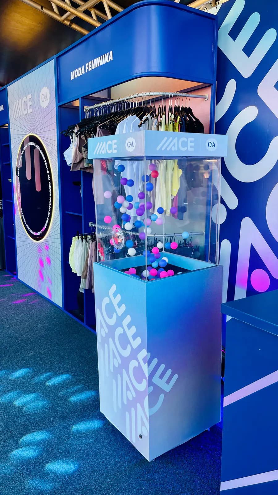 Cabine de bolinhas com abertura para o braço em ativação de marca em feira