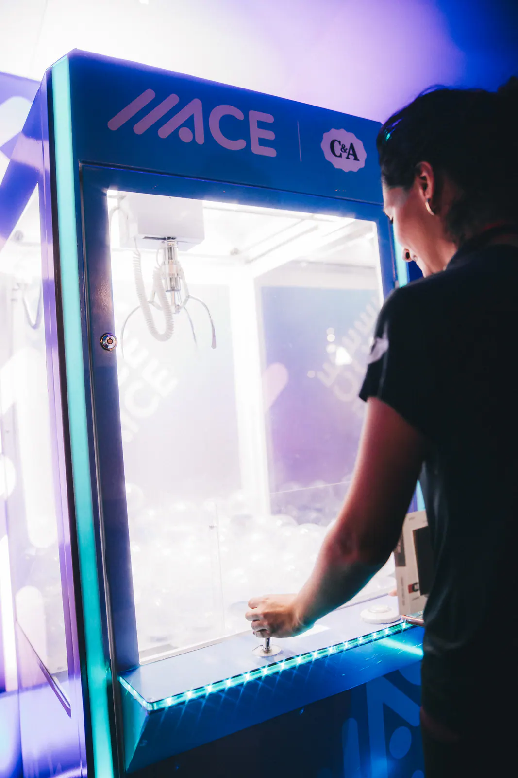 Máquina de garra personalizada da C&A com LED azul em ativação de marca