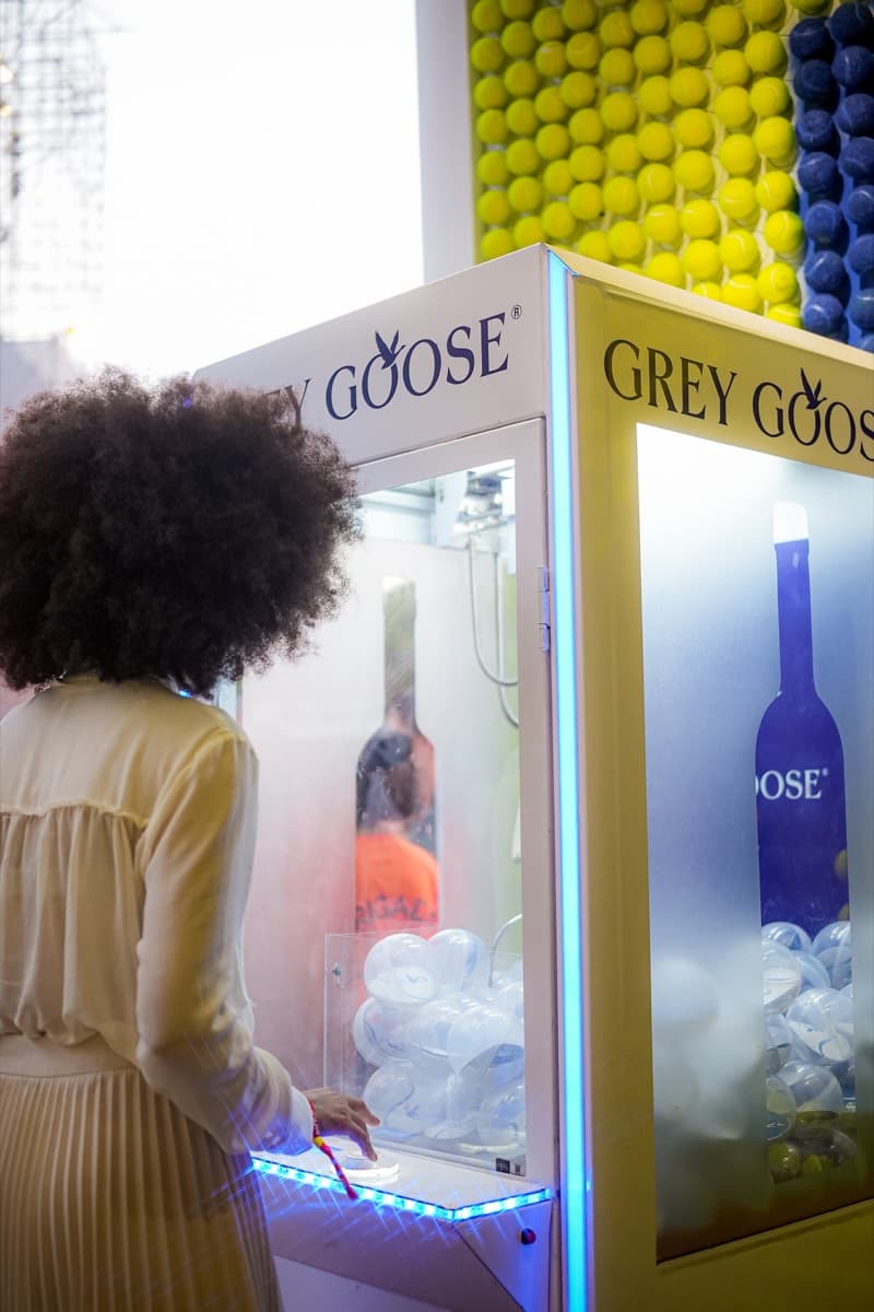 Público interagindo com máquina de garra personalizada Grey Goose em ativação da Grua Events