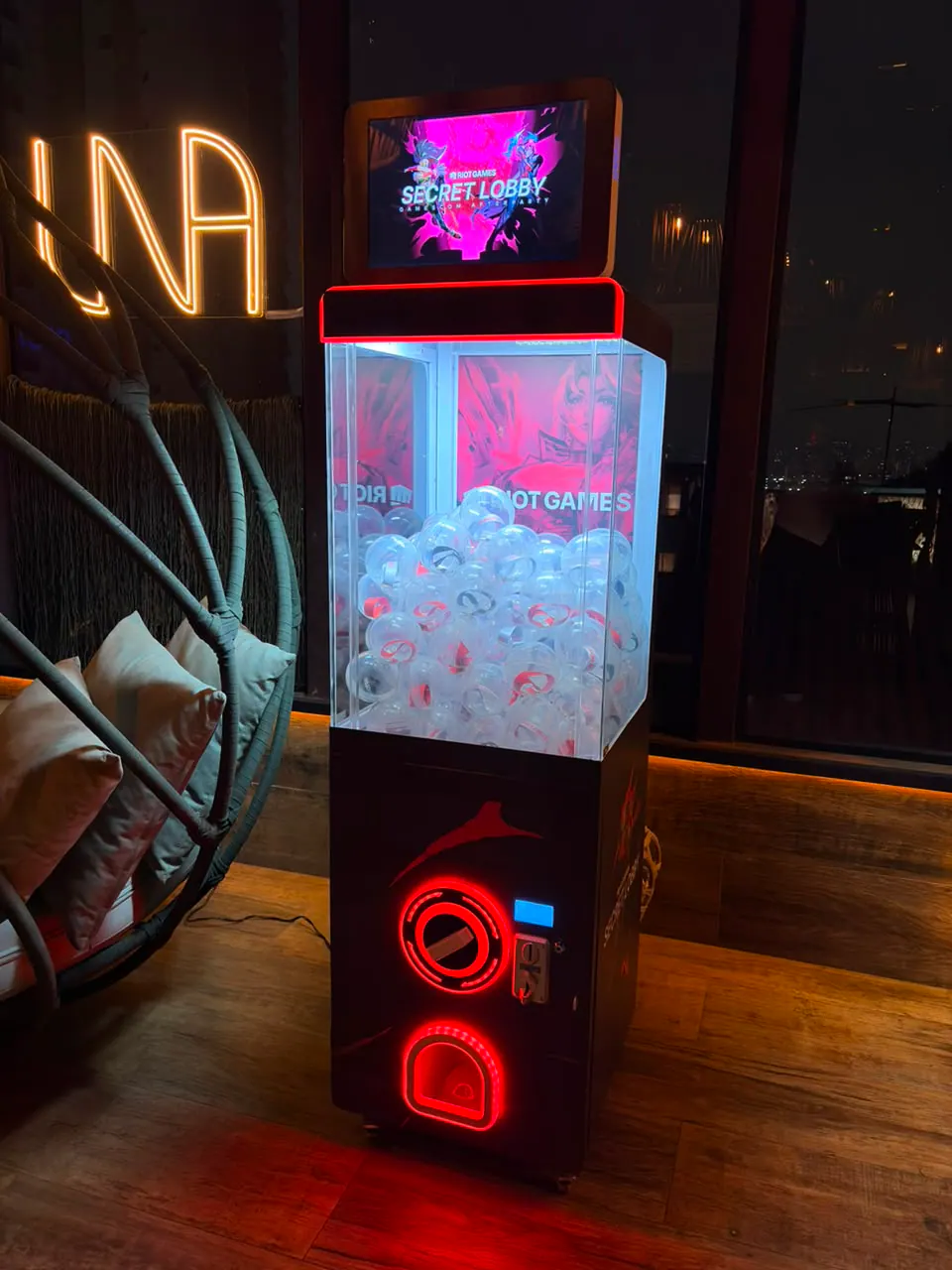 Máquina Gashapon personalizada para a Riot Games