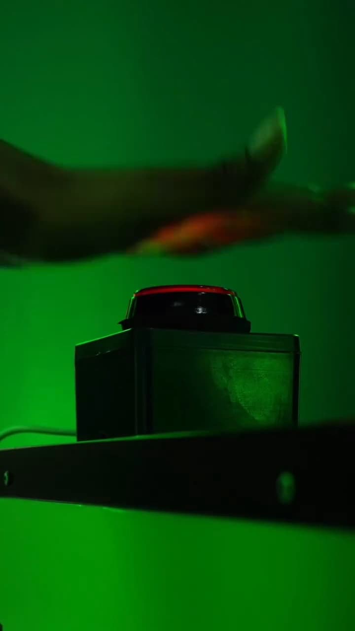 Detalhe do botão de acionamento da ativação no Festival Interlagos, com iluminação verde do estande.