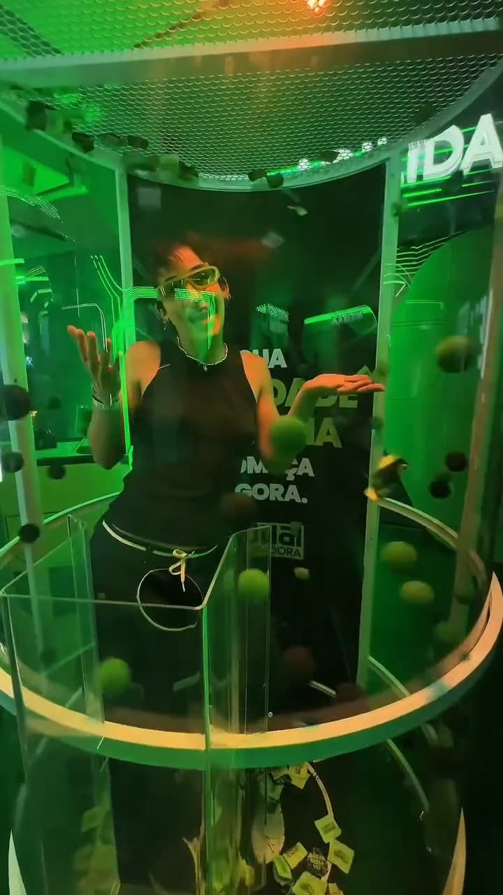 Público interagindo com a cabine de vento da Suhai Seguradora no Festival Interlagos 2026.