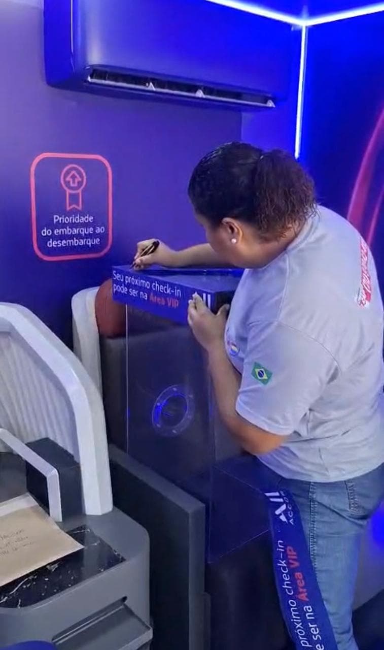 Equipe operando uma ativação de marca durante evento corporativo.